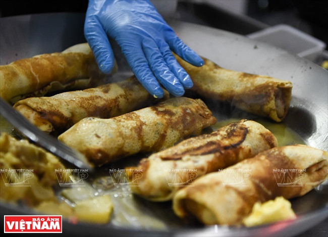 2018年法国文化节期间，首都市民和游客有机会品尝法国风味美食。越南画报记者 庆龙 摄