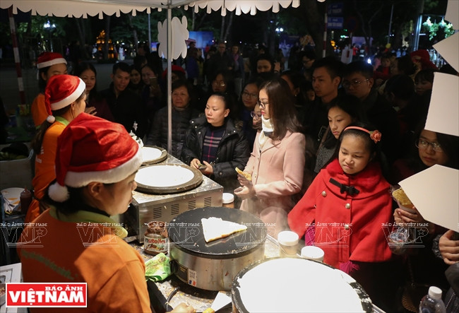 2018年法国文化节期间，首都市民和游客有机会品尝法国风味美食。越南画报记者 庆龙 摄