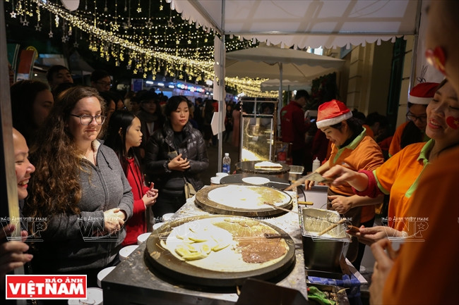 2018年法国文化节期间，首都市民和游客有机会品尝法国风味美食。越南画报记者 庆龙 摄