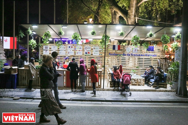 游客参观展位。越南画报记者 庆龙 摄