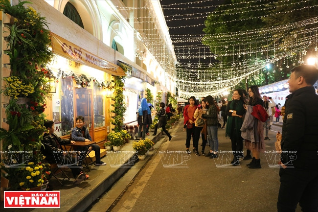 2018年法国文化节期间，首都市民和游客有机会品尝法国风味美食。越南画报记者 庆龙 摄