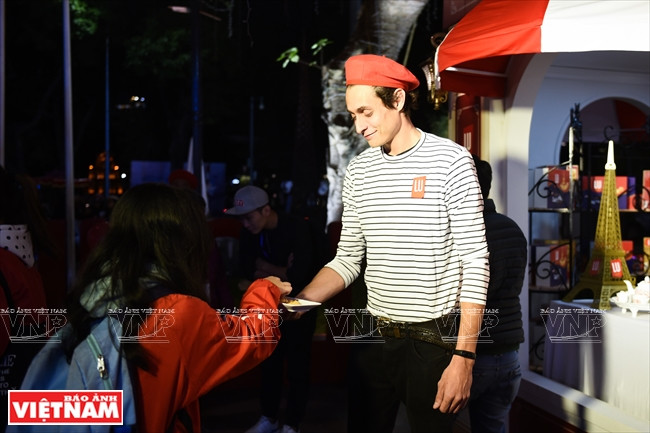 法国厨师给小朋友品尝法国美味菜肴。越南画报记者 庆龙 摄