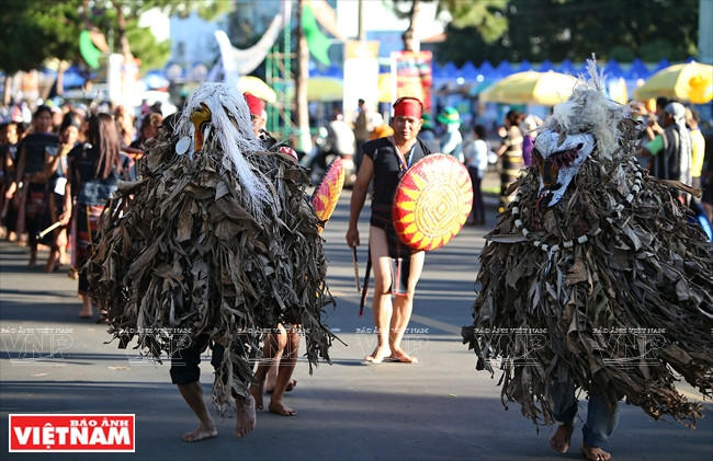奇装异服的游行舞者，有的以树根树叶作衣，有的戴木制面具，五花八门，十分惹眼。