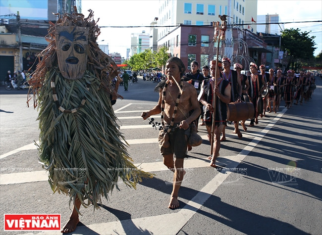 西原各民族服装、饰品和乐器的独特图案花纹。