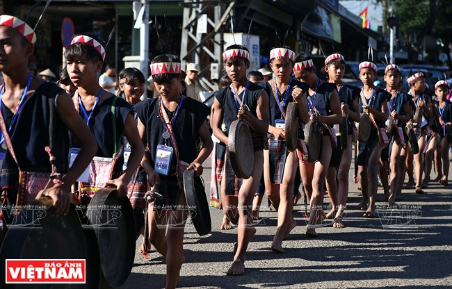 嘉莱省克邦县巴拿族少儿锣钲队。