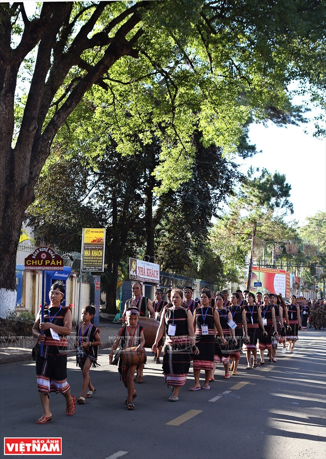 艺术家的表演吸引观众眼球。