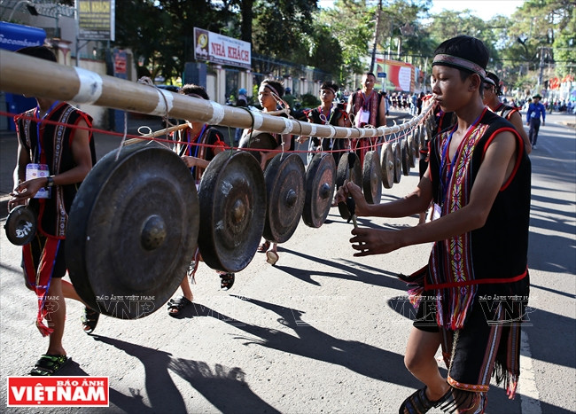 年轻艺术家表演精彩的锣钲节目。