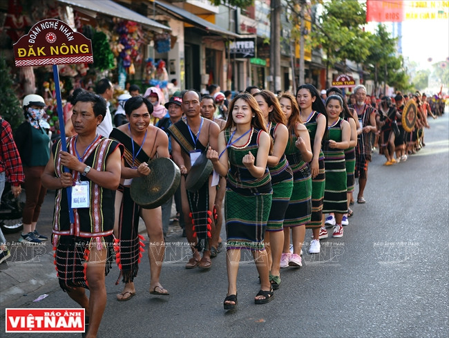 西原年轻艺术家游行队伍。