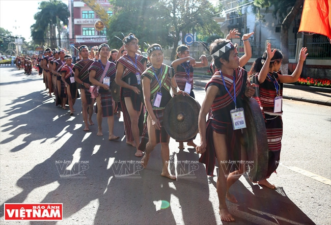 艺术家踏着锣钲声表演独到的传统舞蹈。