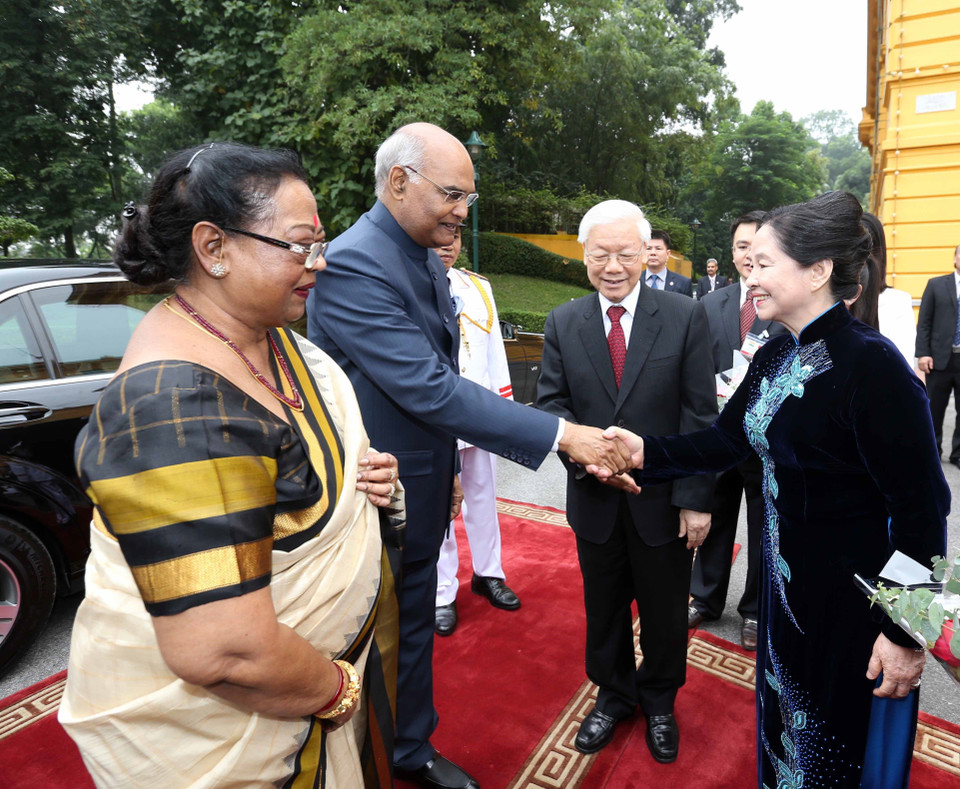 阮富仲和夫人在停车处迎接拉姆·纳特·科温德总统和夫人一行。图自越通社