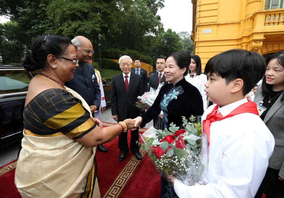 印度总统拉姆·纳特·科温德夫人与越共中央总书记、国家主席阮富仲夫人握手