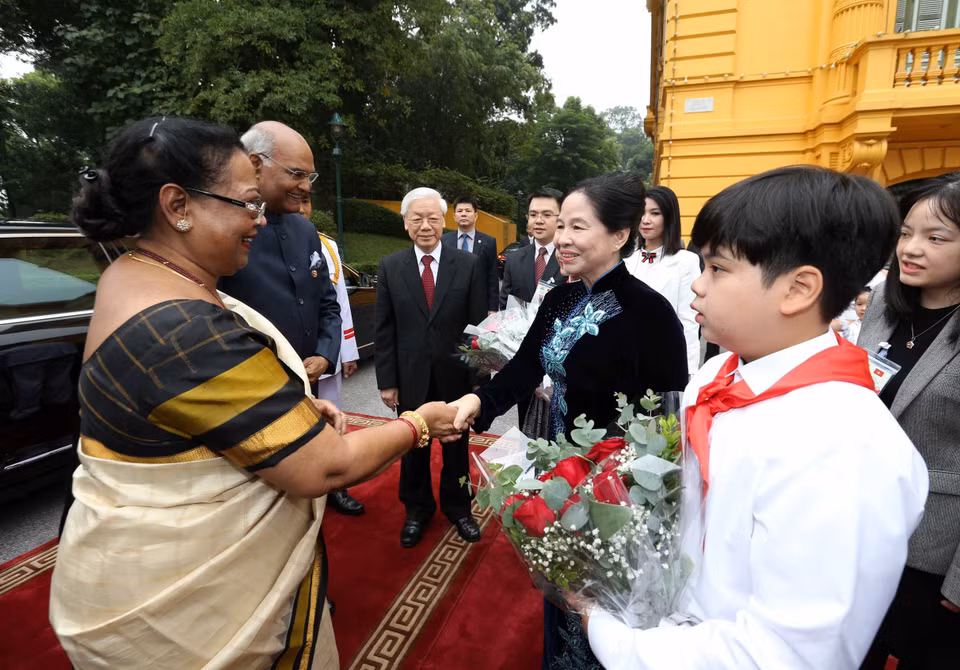 印度总统拉姆·纳特·科温德夫人与越共中央总书记、国家主席阮富仲夫人握手