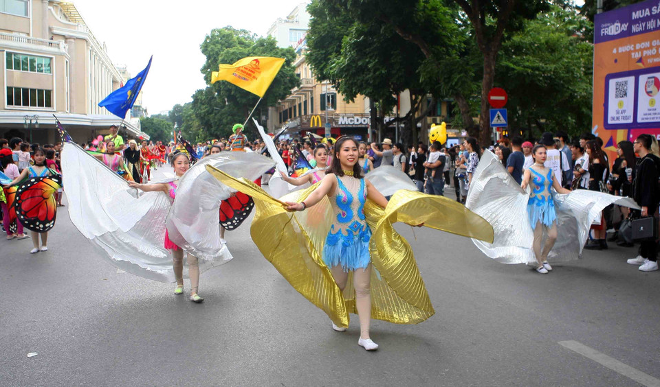 杂技艺术游行为河内市民献上精彩的表演。图自越通社