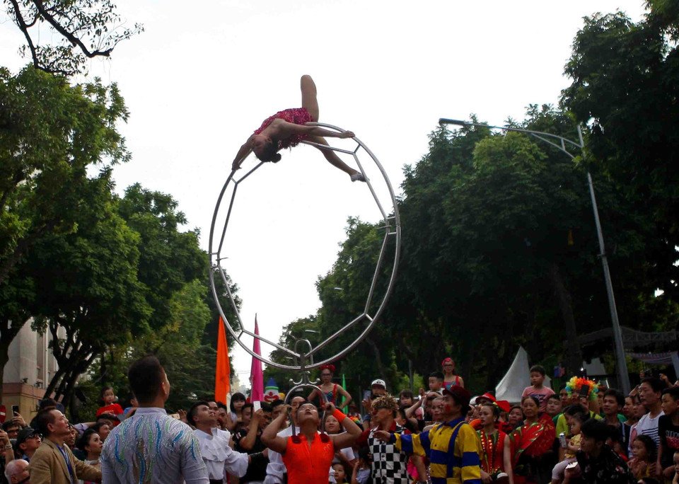 杂技艺术游行为河内市民献上精彩的表演。图自越通社