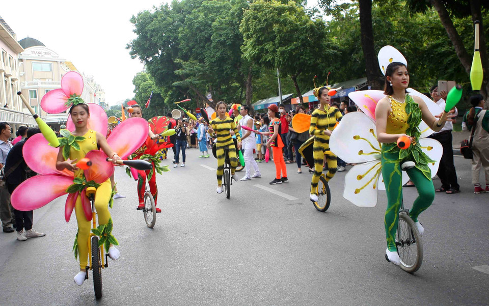 杂技艺术游行为河内市民献上精彩的表演。图自越通社