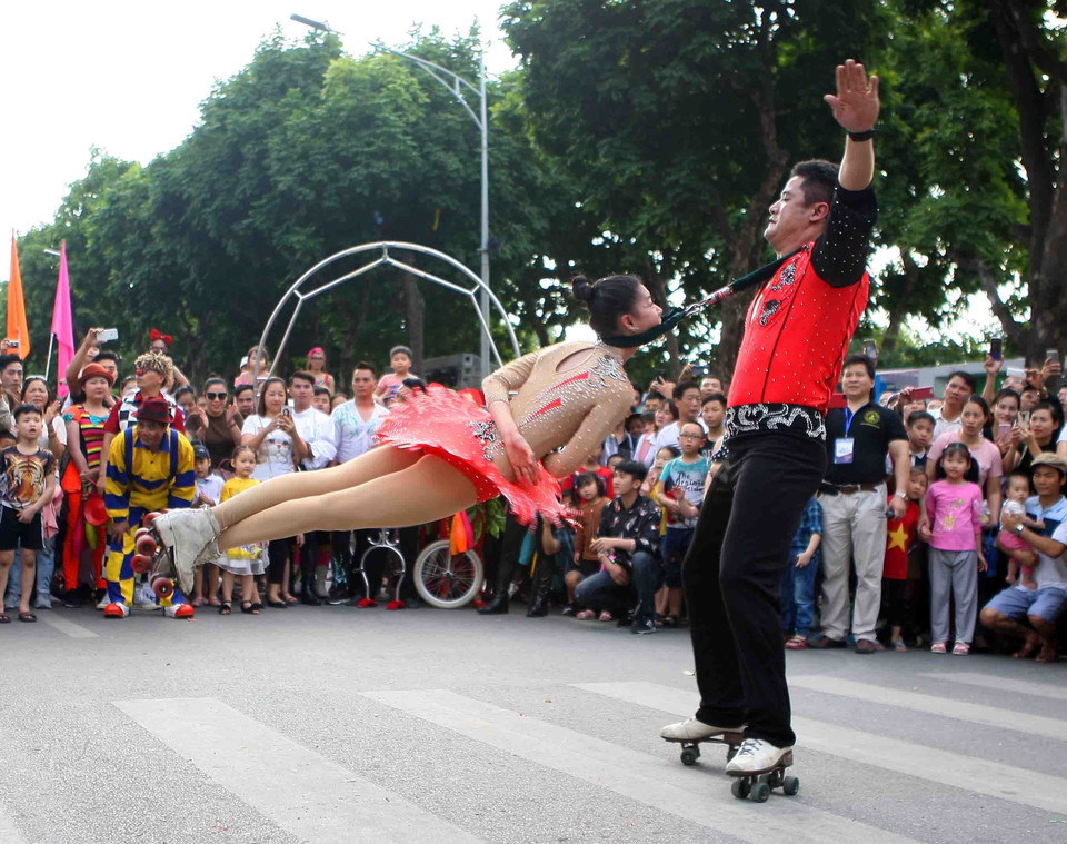 杂技艺术游行为河内市民献上精彩的表演。图自越通社