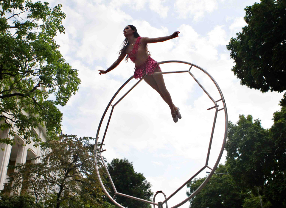 杂技艺术游行为河内市民献上精彩的表演。图自越通社