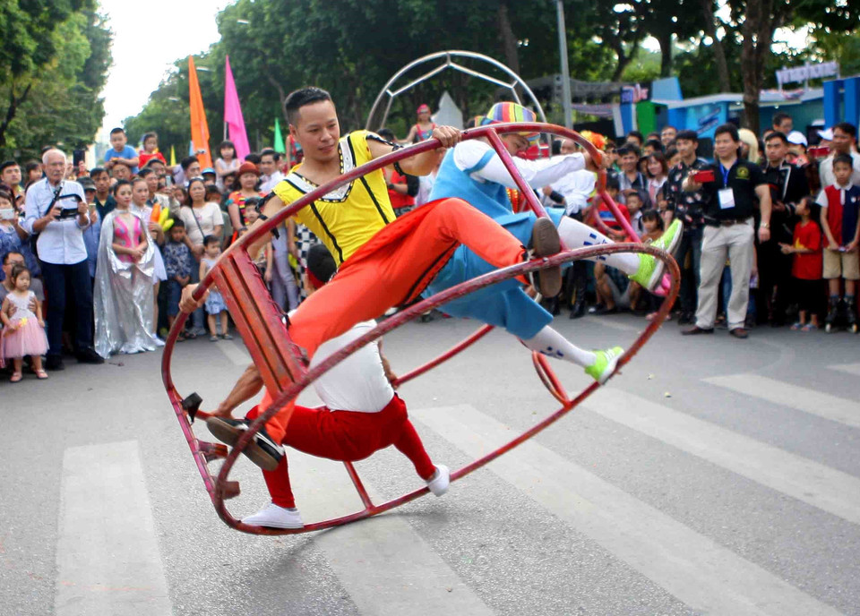 杂技艺术游行为河内市民献上精彩的表演。图自越通社