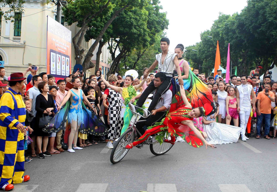 杂技艺术游行为河内市民献上精彩的表演。图自越通社
