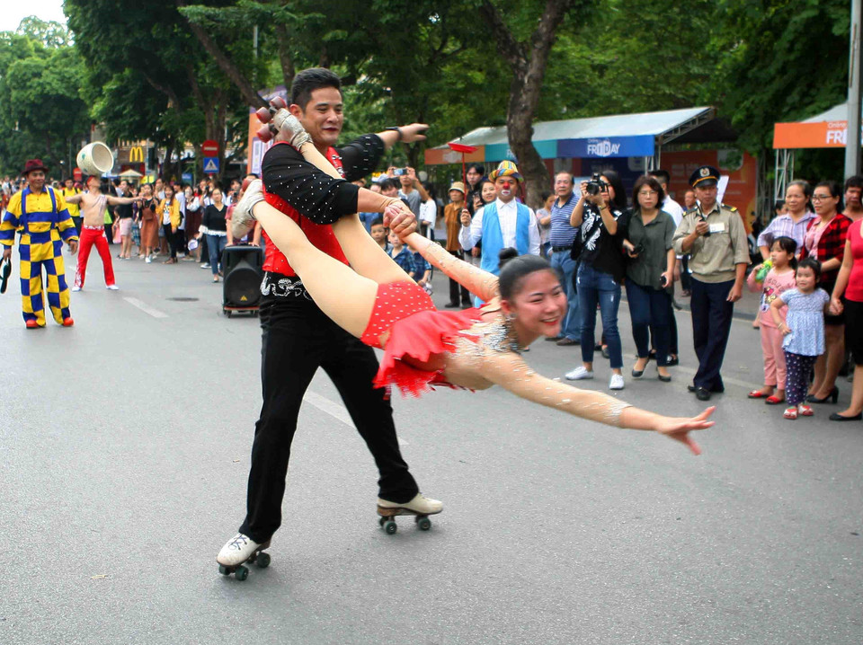 杂技艺术游行为河内市民献上精彩的表演。图自越通社