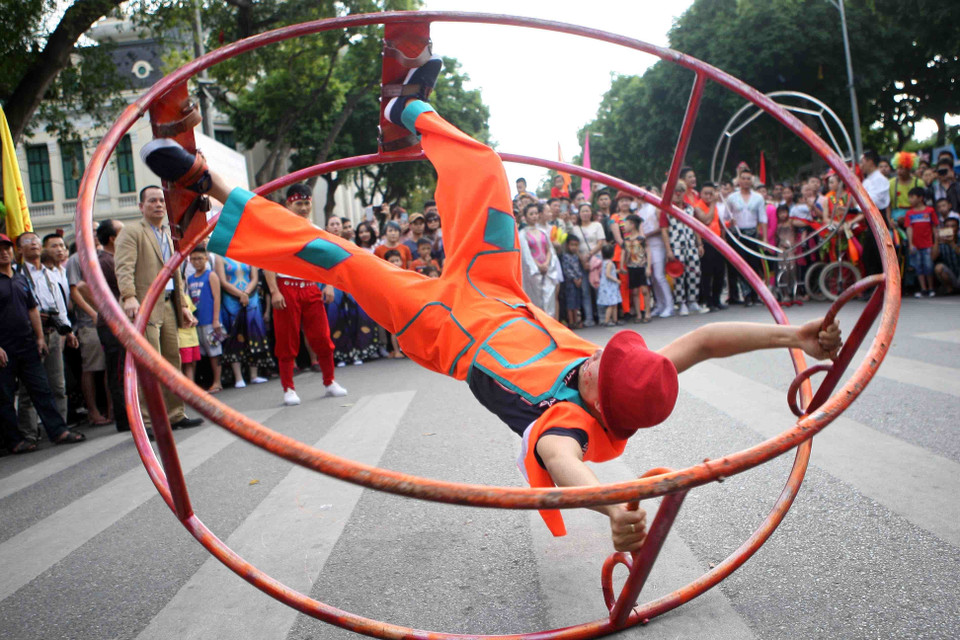 杂技艺术游行为河内市民献上精彩的表演。图自越通社