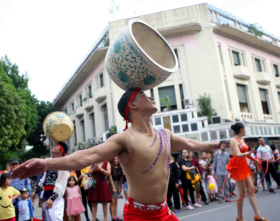 杂技艺术游行为河内市民献上精彩的表演。图自越通社