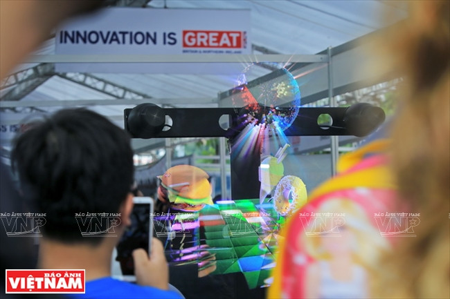 向游客展示广告领域中的现代技术。越南画报记者 庆龙/越强 摄