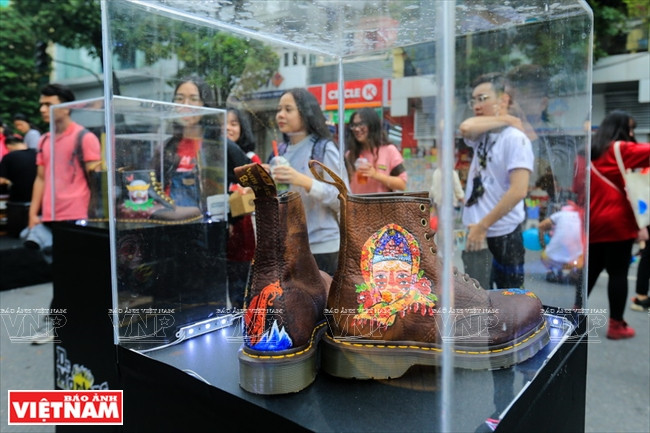 展示英国著名皮鞋品牌。越南画报记者 庆龙/越强 摄