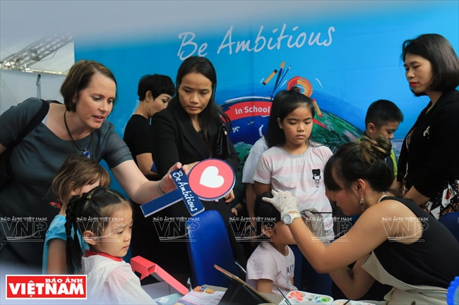 为期三天的英国文化节围绕着“创新”、“性别平等”和“与一次性塑料用品说不”三大主题。越南画报记者 庆龙/越强 摄