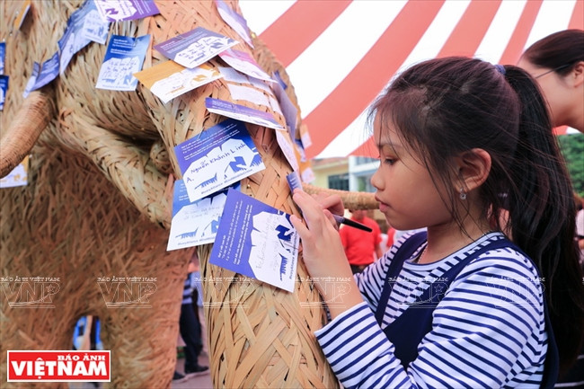 小朋友书写野生动物保护便签。越南画报记者 庆龙/越强 摄