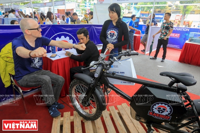 英国绿色技术吸引越南游客的眼球。越南画报记者 庆龙/越强 摄