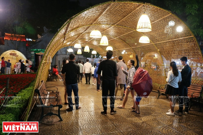 河内市民参观英国文化。越南画报记者 庆龙/越强 摄