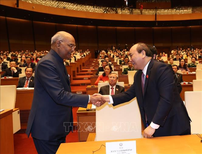 印度总统拉姆·纳特·科温德与出席国会第六次会议的越南政府总理二阮春福握手。图自越通社