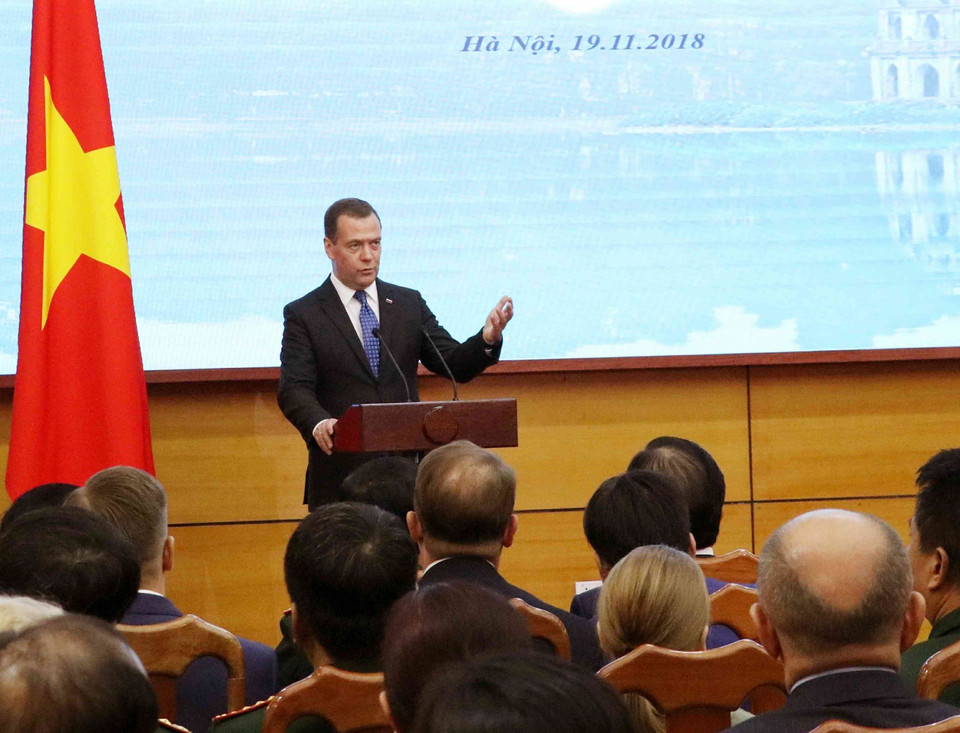 梅德韦杰夫参观在河内的越俄热带综合科技研究中心。 图自越通社