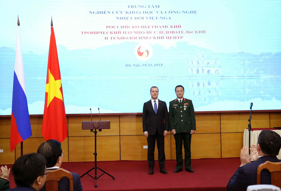 梅德韦杰夫与越俄热带综合科技研究中心总经理阮洪余少将合影。 图自越通社