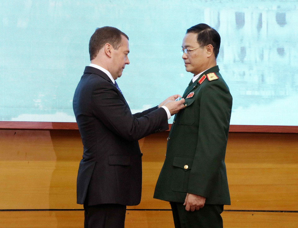 梅德韦杰夫向越俄热带综合科技研究中心总经理阮洪余少将授予友谊勋章。 图自越通社