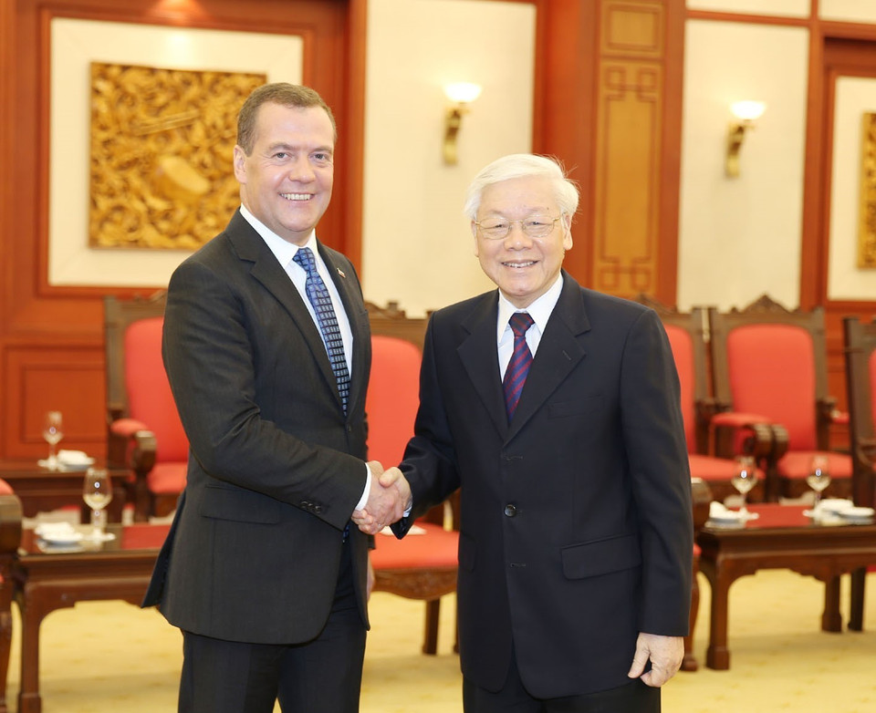 俄罗斯总理梅德韦杰夫与越共中央总书记、国家主席阮富仲握手。 图自越通社