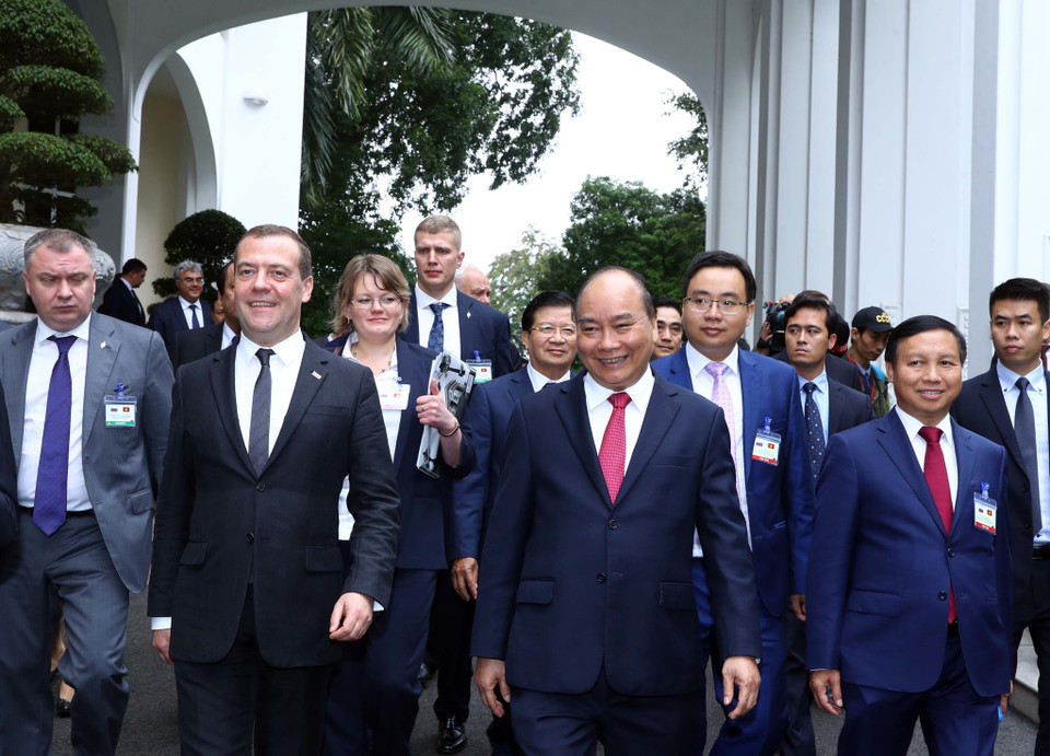 越南政府总理阮春福与俄罗斯总理梅德韦杰夫亲切交流。图自越通社