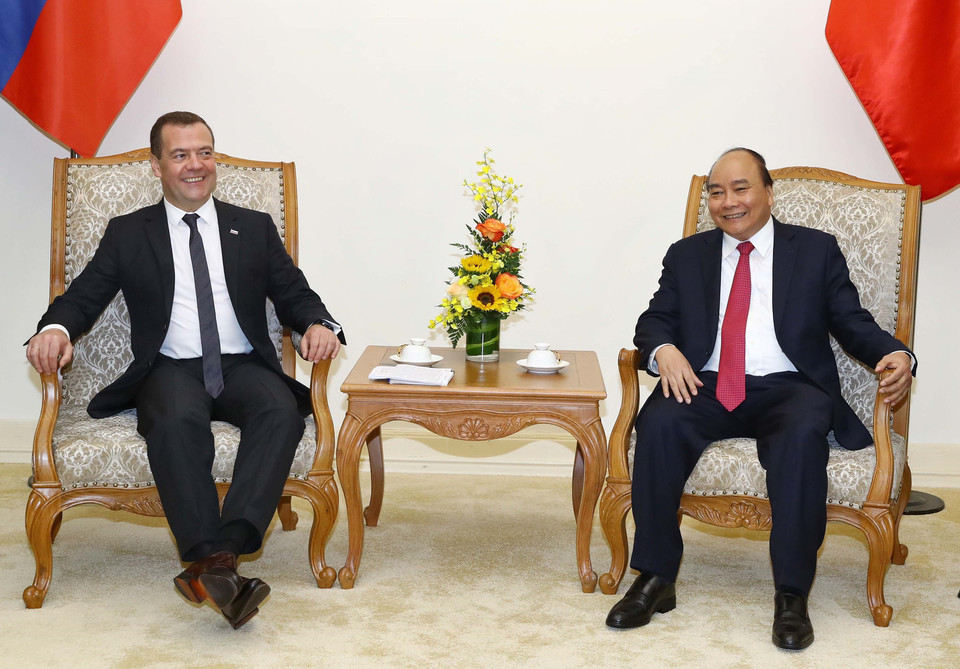 阮春福（右）与梅德韦杰夫。 图自越通社