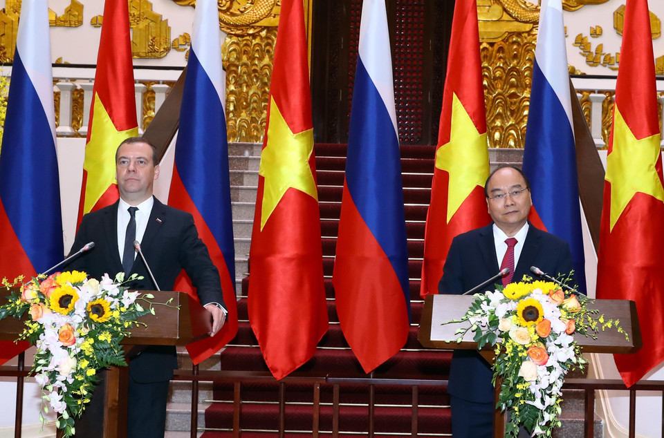 阮春福与梅德韦杰夫会见记者。 图自越通社