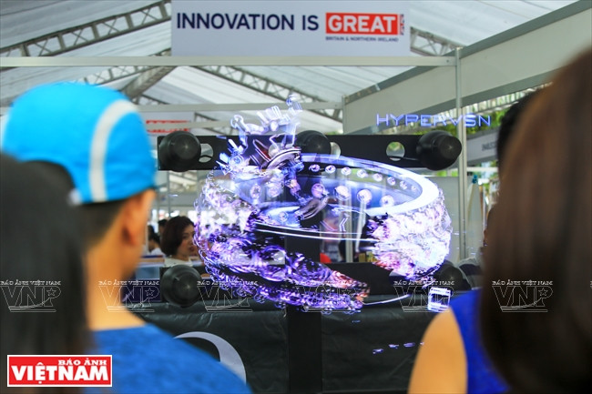 这是首次英国驻越大使与河内市人民委员会配合举行英国文化节。越南画报记者 庆龙/越强 摄