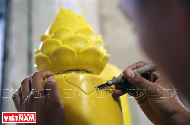 脱模后开始雕刻花纹。