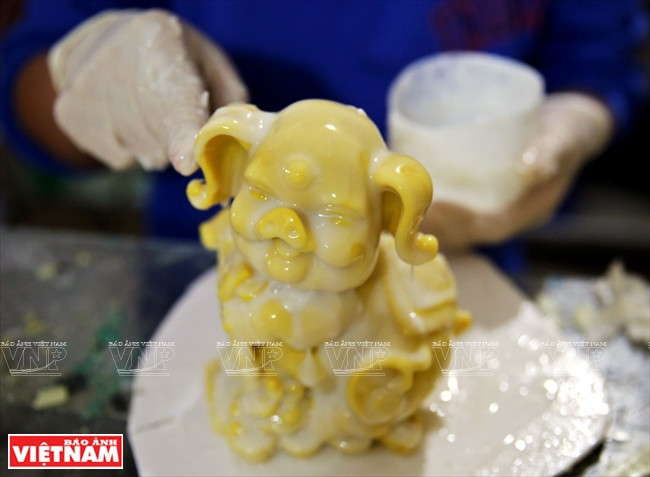 在坯胎上涂硅。