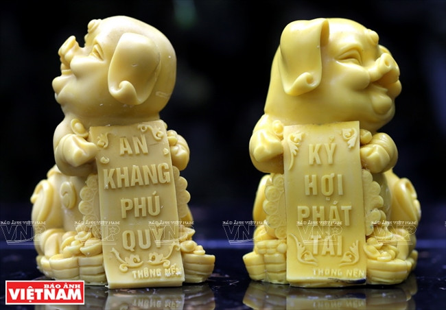 在越南许多寺庙和家庭，蜡烛除了照明外，还用于装饰供桌或一些重大活动。