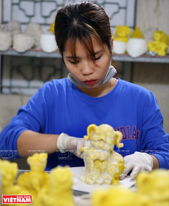 为了确保蜡烛的尺寸和形状，必须要准确地制作坯胎。