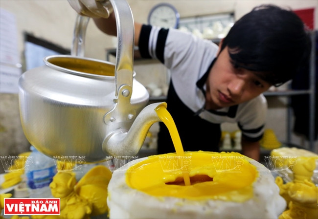 将蜡液灌入模具。