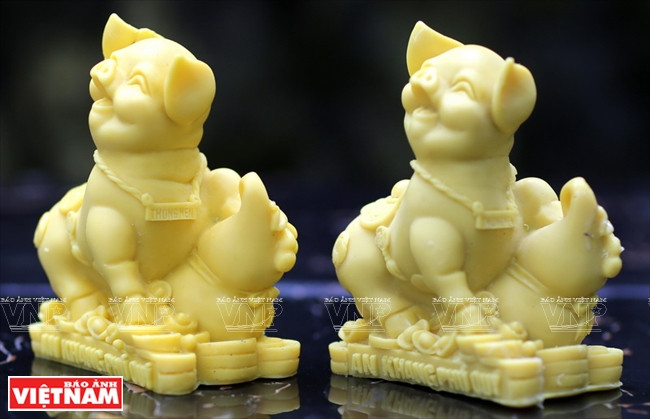 为了庆祝2019己亥年，公司将推出猪宝和金塔蜡烛，上面刻有安康富贵-亥年发财、宝银大吉-亥年发财的对联