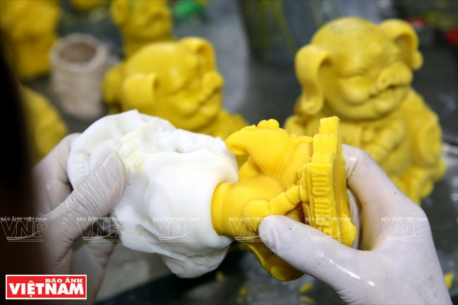 脱模后开始雕刻花纹。