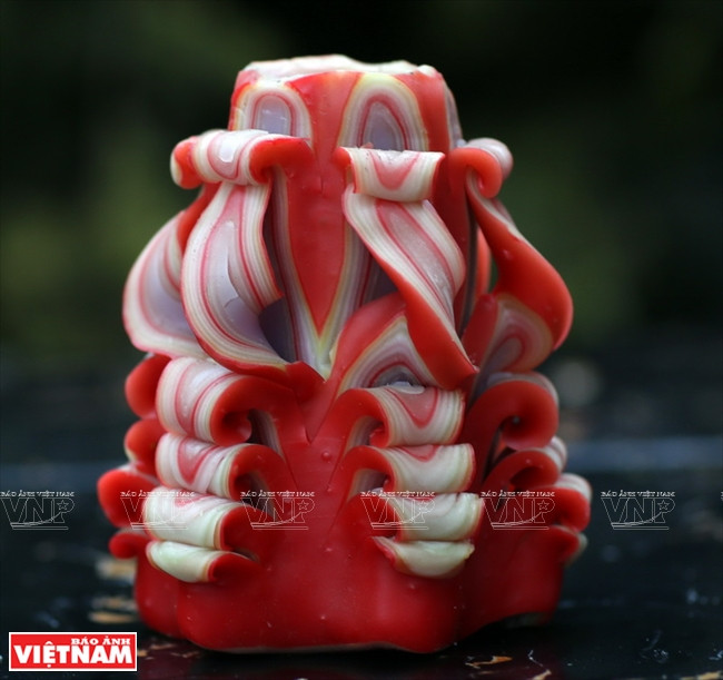 看到这一点，杨先生决定成立大越蜡烛股份公司，开始转向生产高档供神蜡烛。