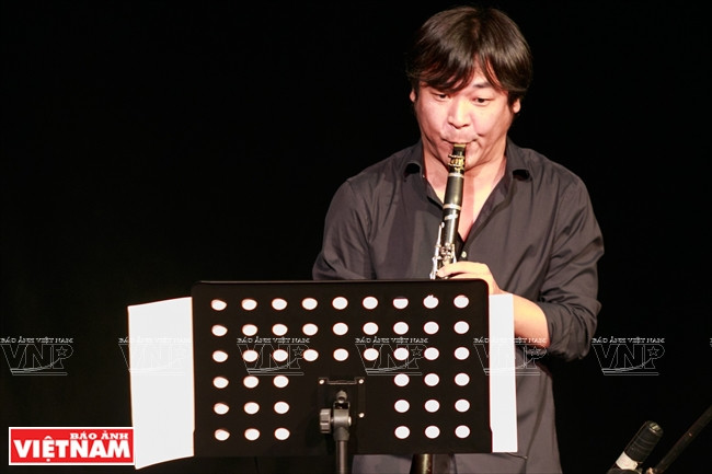 越法狂欢节期间的文艺表演。越南画报记者 山义 摄